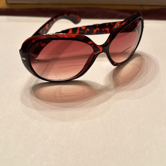 Foster Grant Accessories - Foster Grant pairof sunglasses Readers Glasses 2.00